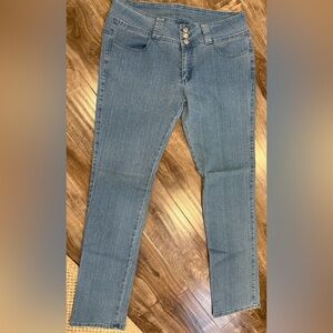 Chic Wear Women’s Light Wash Skinny Jeans – Size 17/18